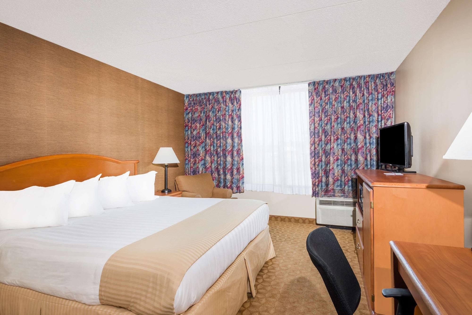 Ramada By Wyndham Watertown Thousand Exterior foto