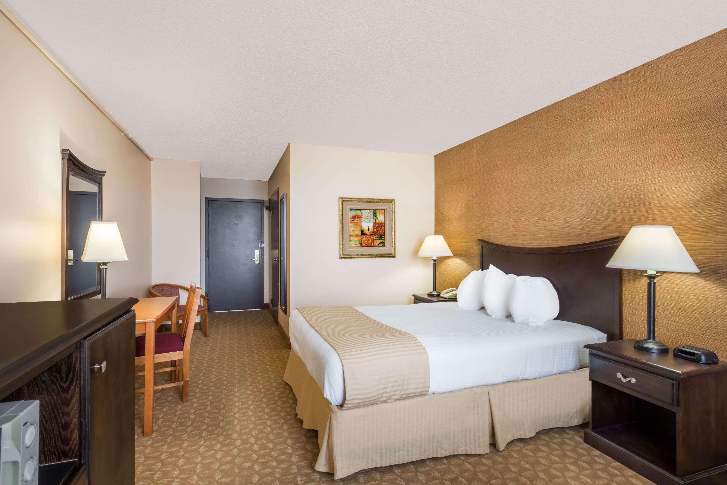 Ramada By Wyndham Watertown Thousand Exterior foto