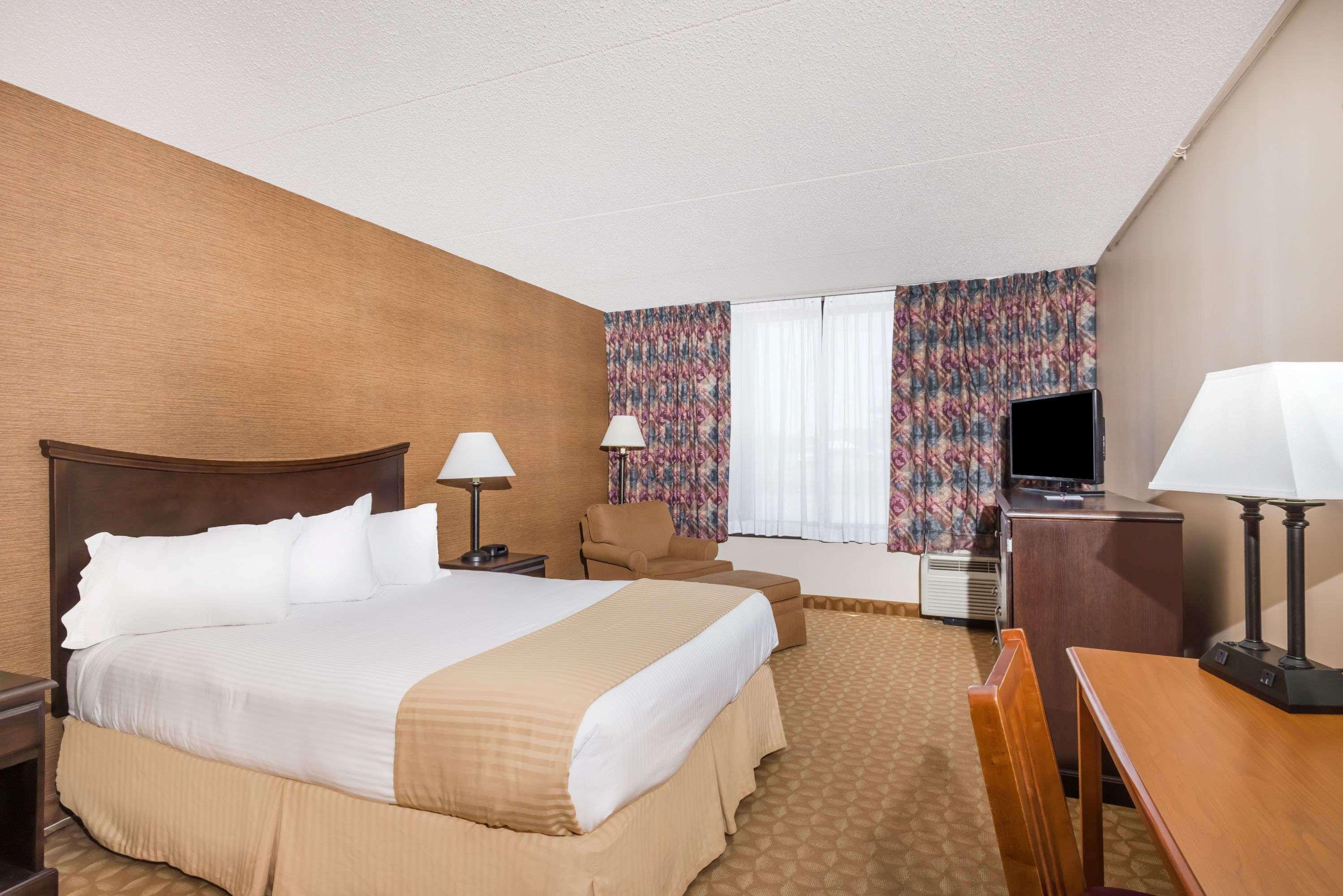 Ramada By Wyndham Watertown Thousand Exterior foto