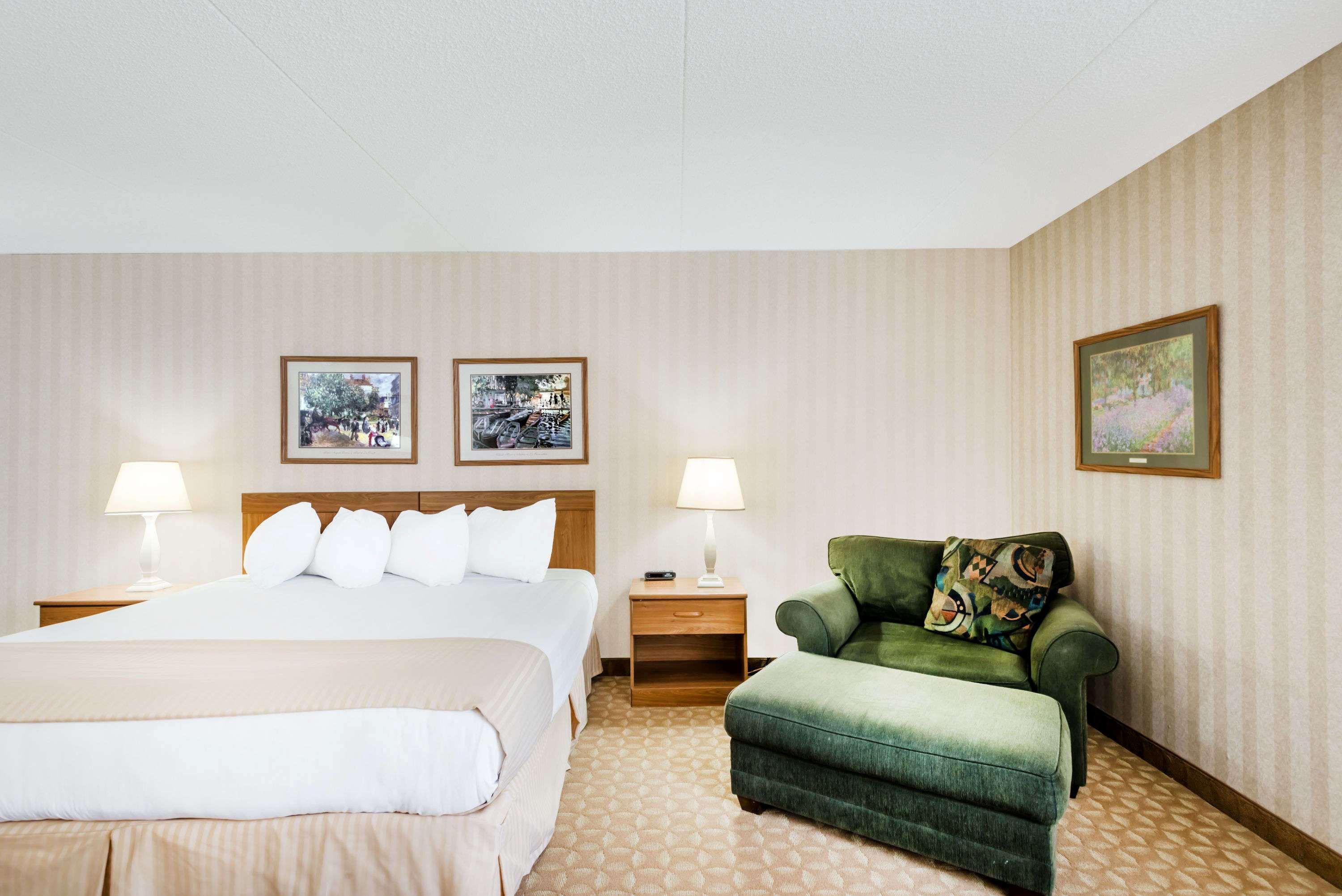 Ramada By Wyndham Watertown Thousand Exterior foto