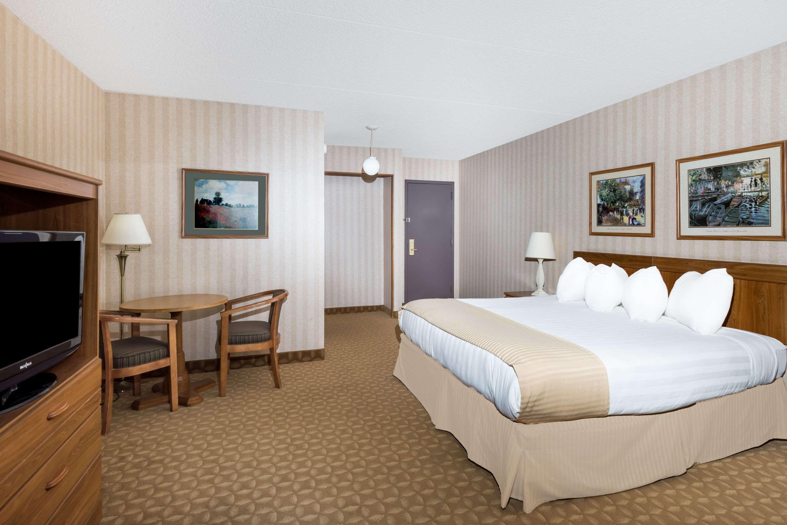 Ramada By Wyndham Watertown Thousand Exterior foto