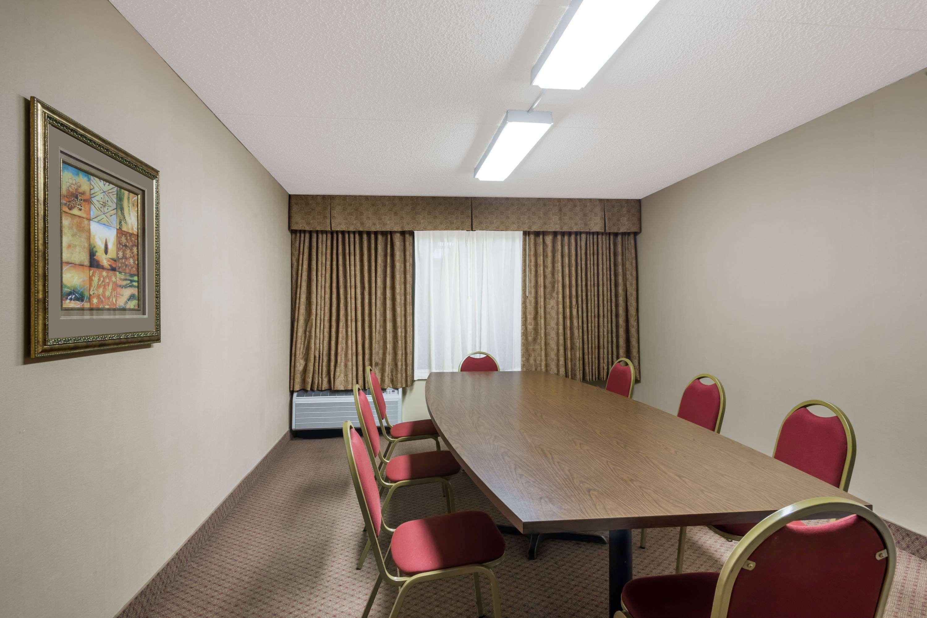 Ramada By Wyndham Watertown Thousand Exterior foto
