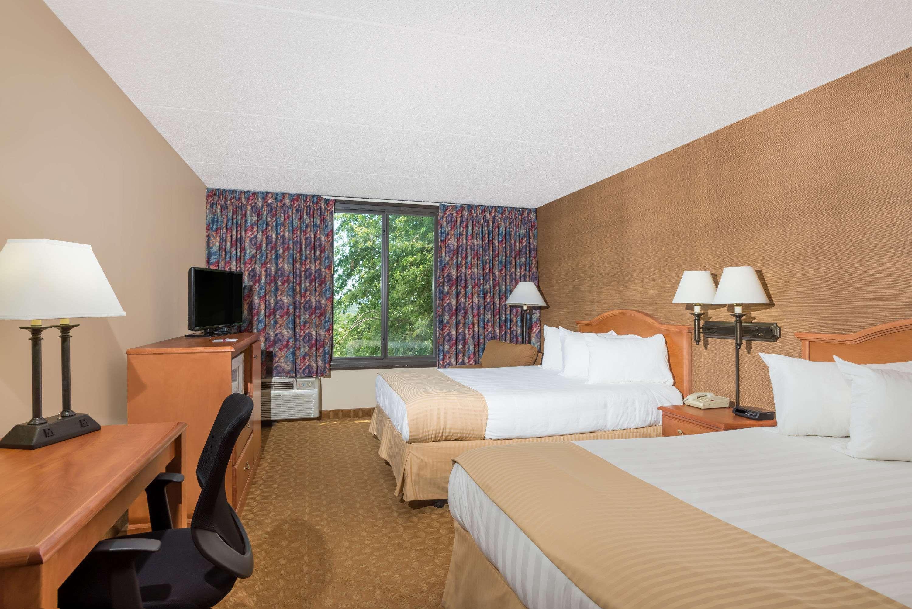 Ramada By Wyndham Watertown Thousand Exterior foto