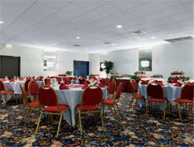 Ramada By Wyndham Watertown Thousand Restaurante foto